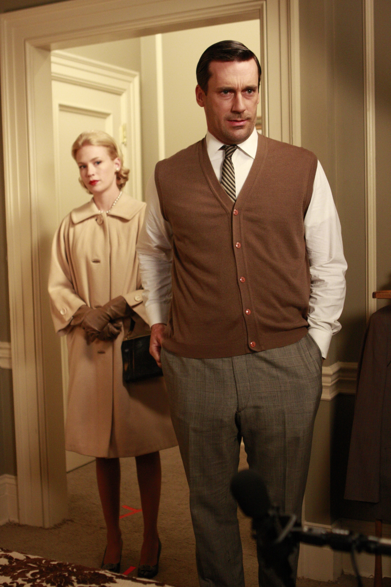 Still of January Jones and Jon Hamm in MAD MEN. Reklamos vilkai (2007)