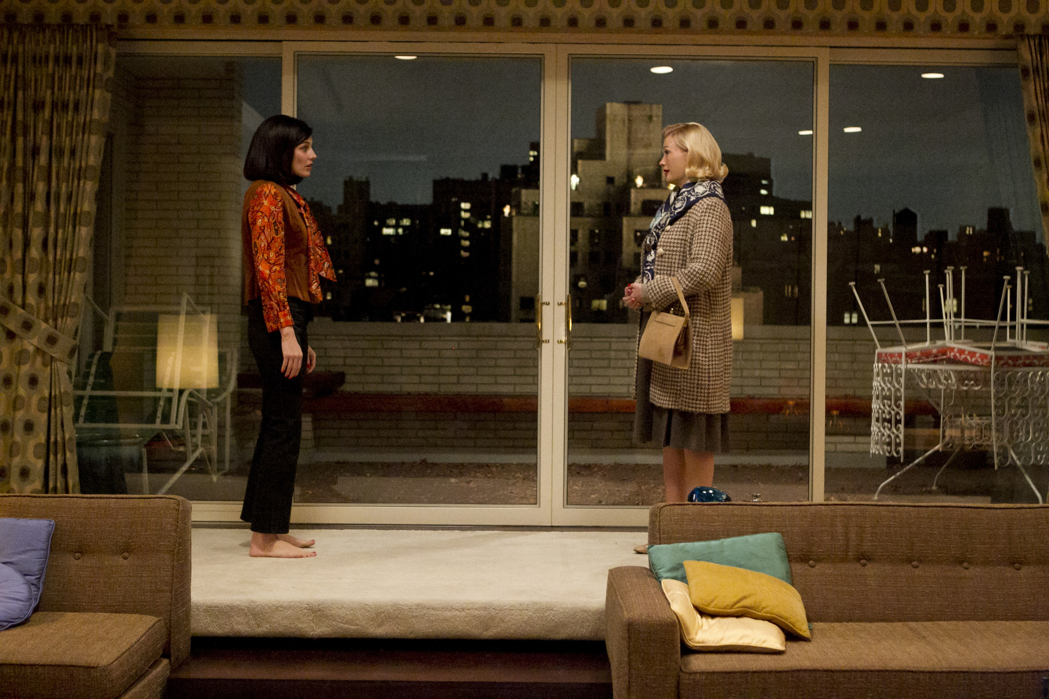 January Jones and Jessica Paré in MAD MEN. Reklamos vilkai (2007)