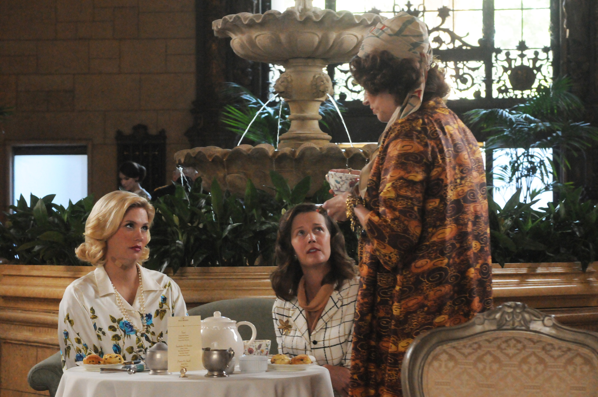 Still of Mari Weiss, January Jones and Adria Tennor in MAD MEN. Reklamos vilkai (2007)