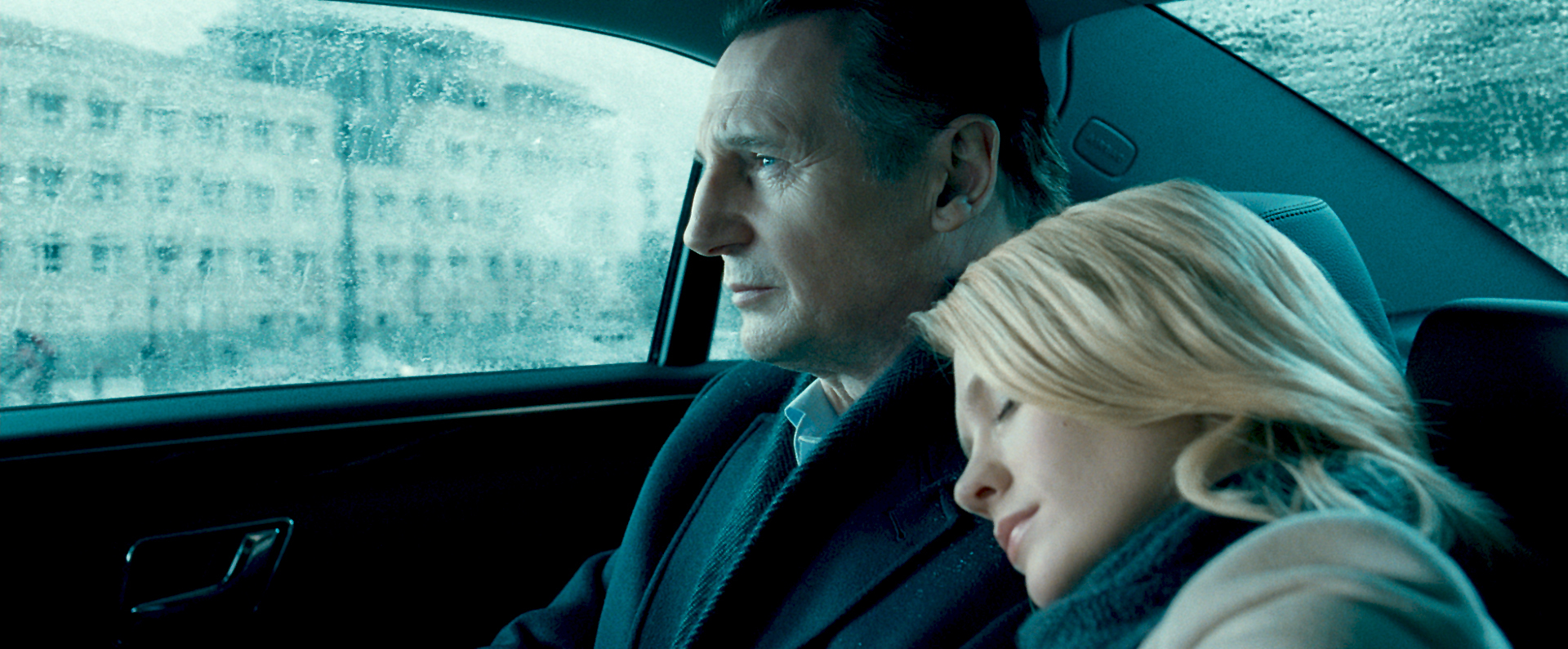 Still of Liam Neeson and January Jones in Nezinomas (2011)