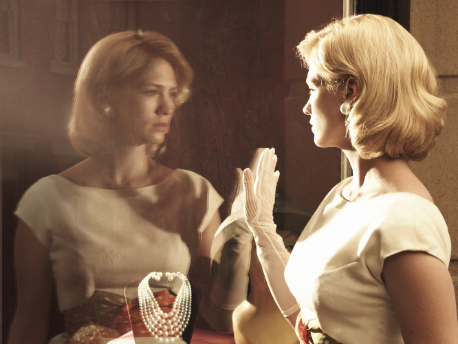 Still of January Jones in MAD MEN. Reklamos vilkai (2007)