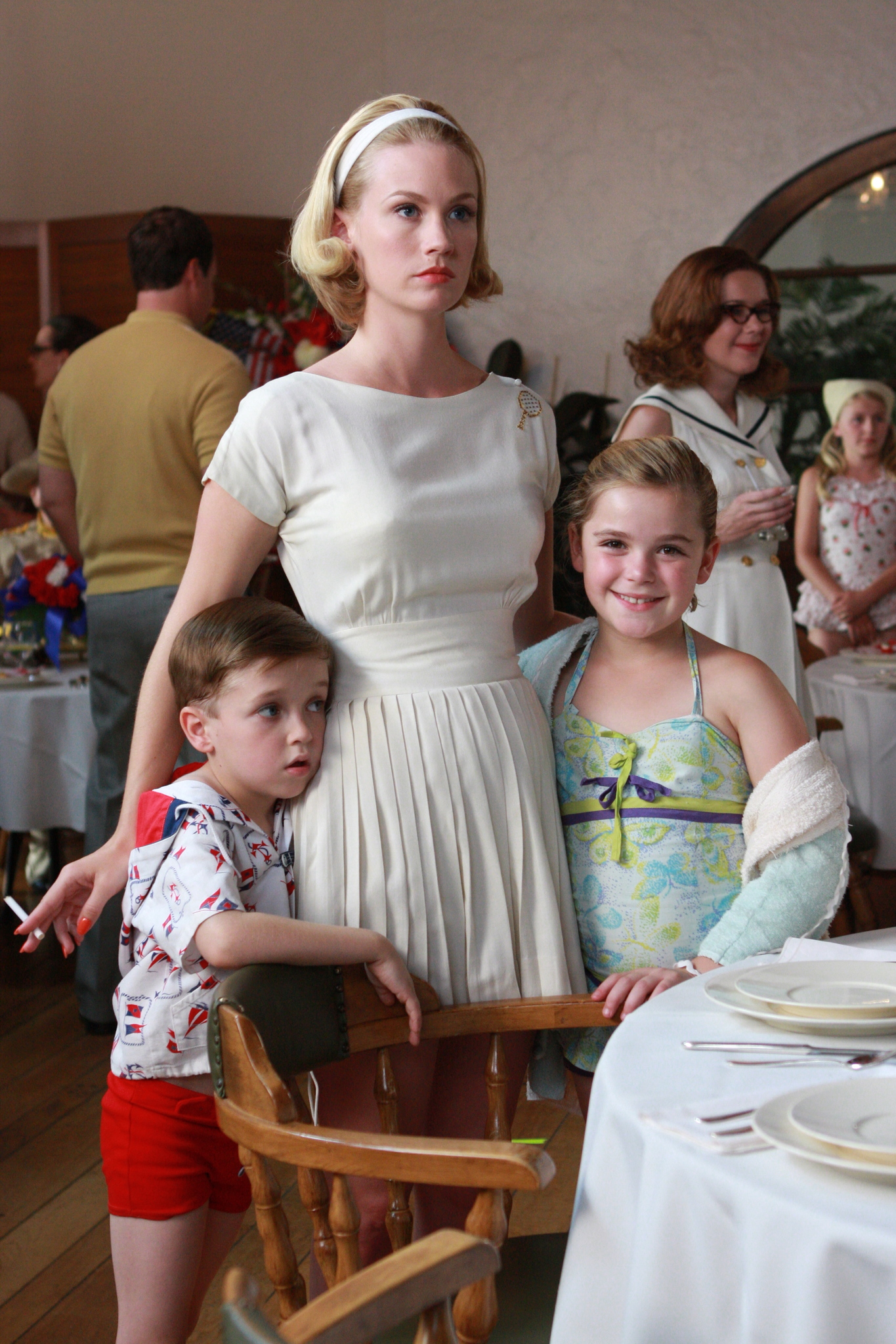 Still of January Jones and Kiernan Shipka in MAD MEN. Reklamos vilkai (2007)