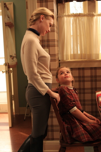 Still of January Jones and Kiernan Shipka in MAD MEN. Reklamos vilkai (2007)