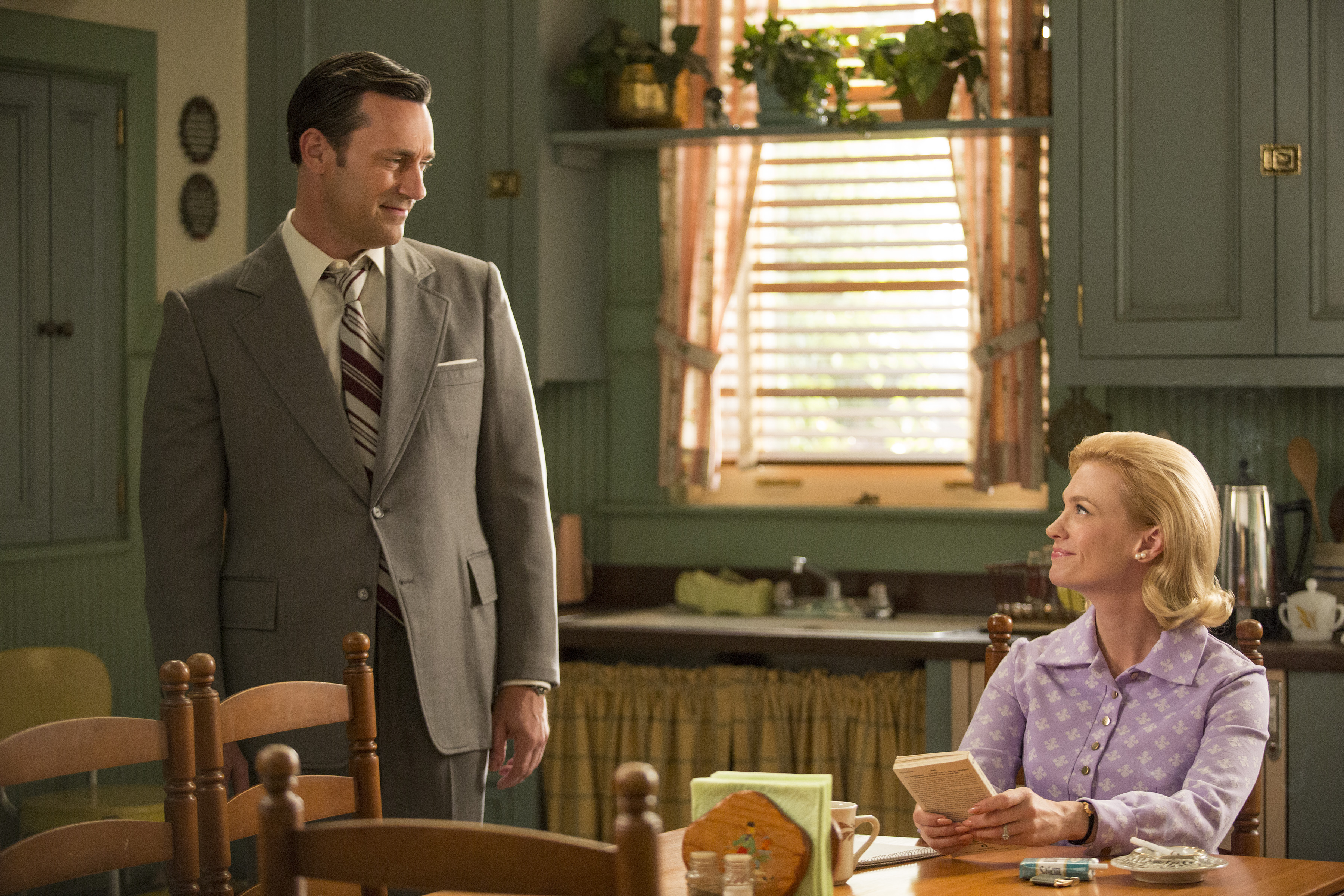 Still of January Jones and Jon Hamm in MAD MEN. Reklamos vilkai (2007)