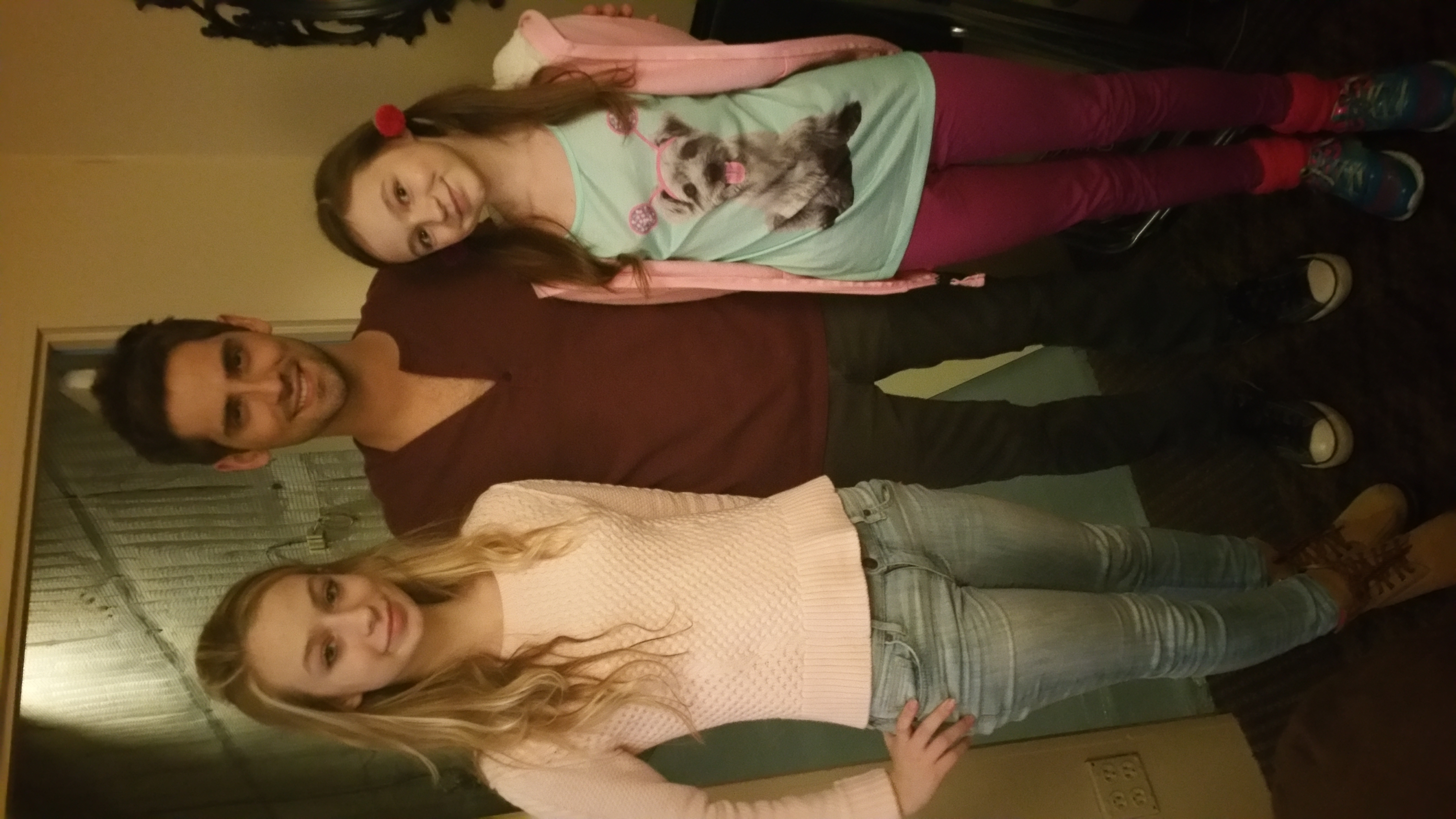 Hannah Grunow and big sister Alexa Grunow on set with Baby Daddy star Jean-Luc Bilodeau