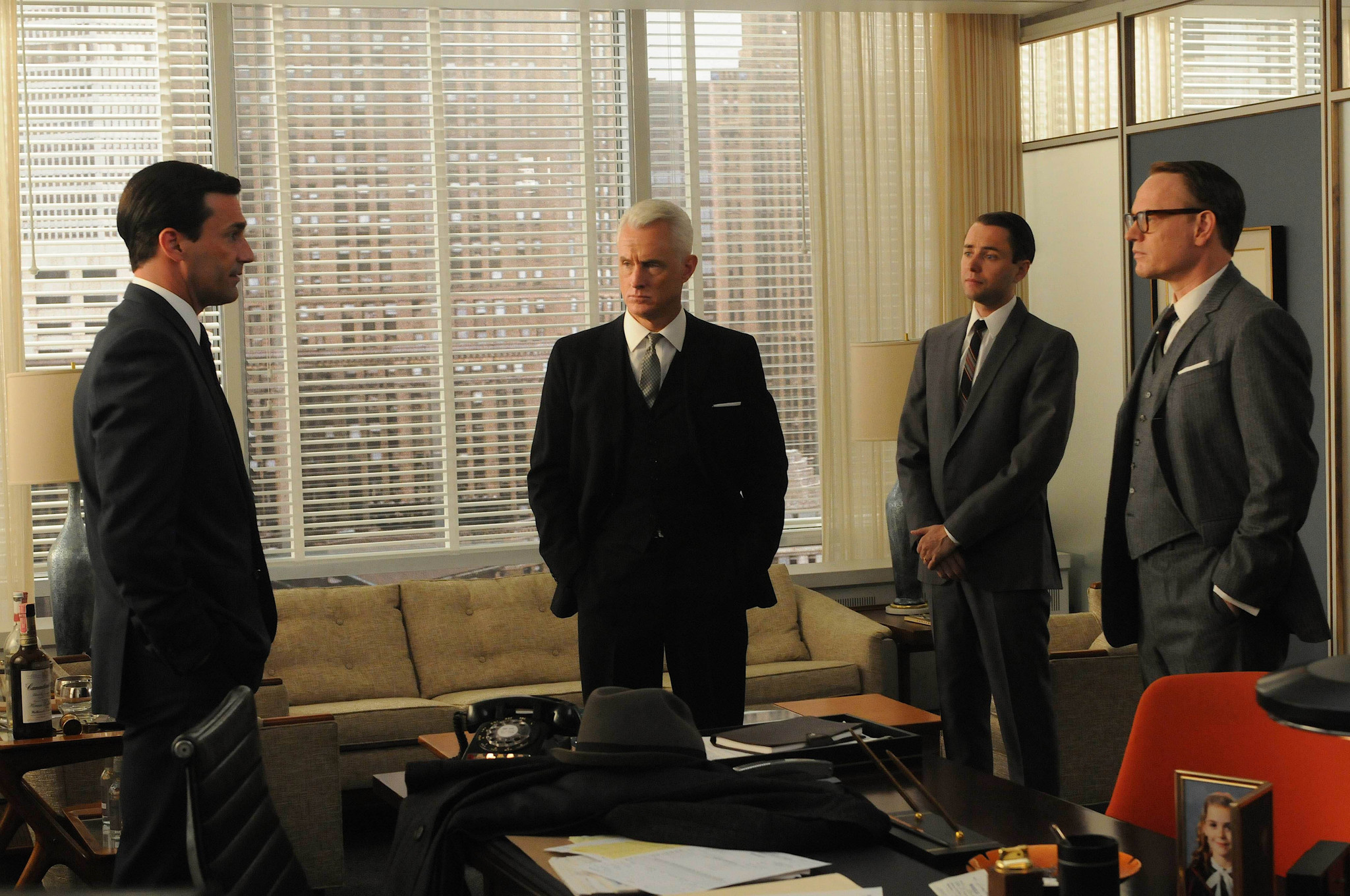 Still of Jon Hamm, Jared Harris, Vincent Kartheiser and John Slattery in MAD MEN. Reklamos vilkai (2007)