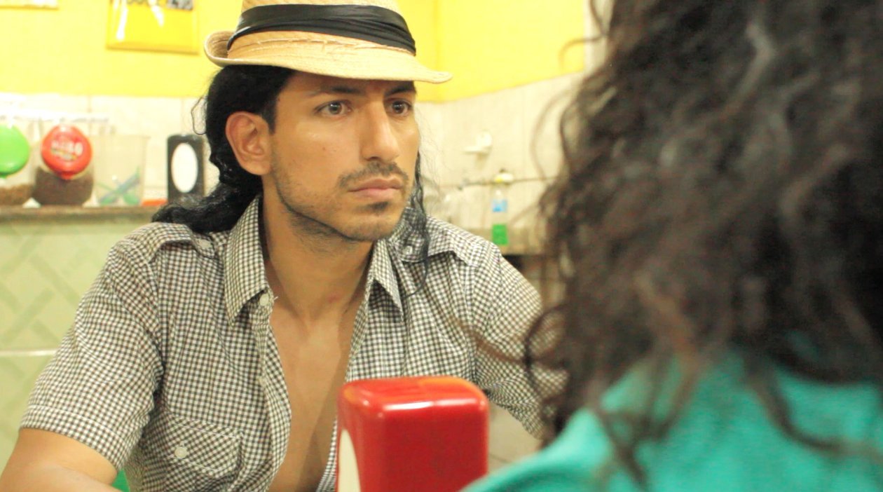 Artist João Freire (Alex Kruz) and Mariana the Ice Cream girl (Camila Rocha) talk about the past.