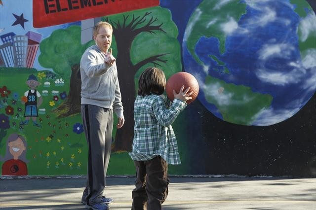 Still of Jesse Tyler Ferguson and Luke Grakal in Moderni seima (2009)