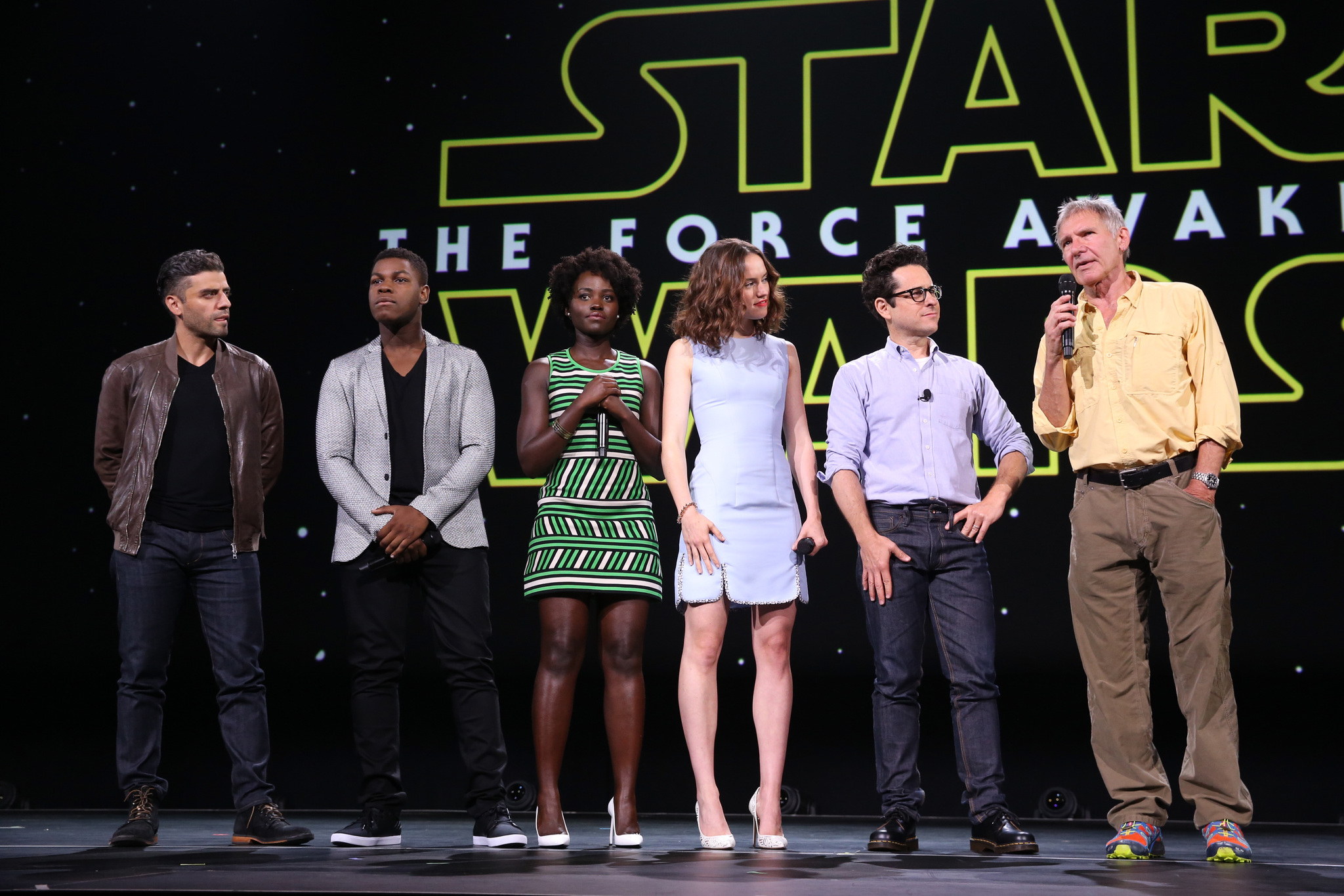 Harrison Ford, J.J. Abrams, Oscar Isaac, Lupita Nyong'o, John Boyega and Daisy Ridley at event of Zvaigzdziu karai: galia nubunda (2015)