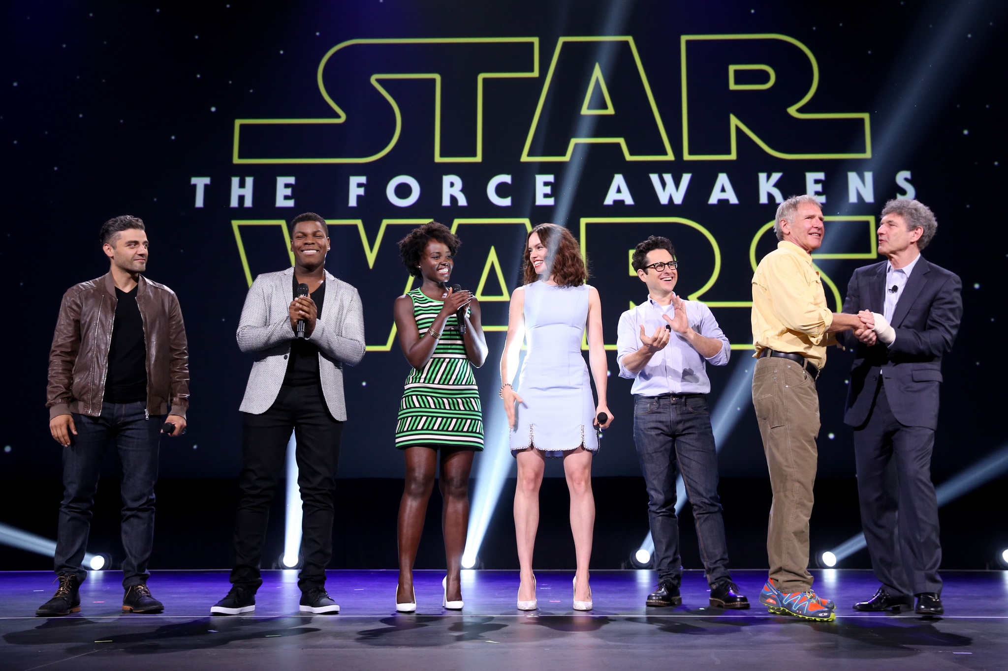 Harrison Ford, J.J. Abrams, Alan Horn, Oscar Isaac, Lupita Nyong'o, John Boyega and Daisy Ridley at event of Zvaigzdziu karai: galia nubunda (2015)