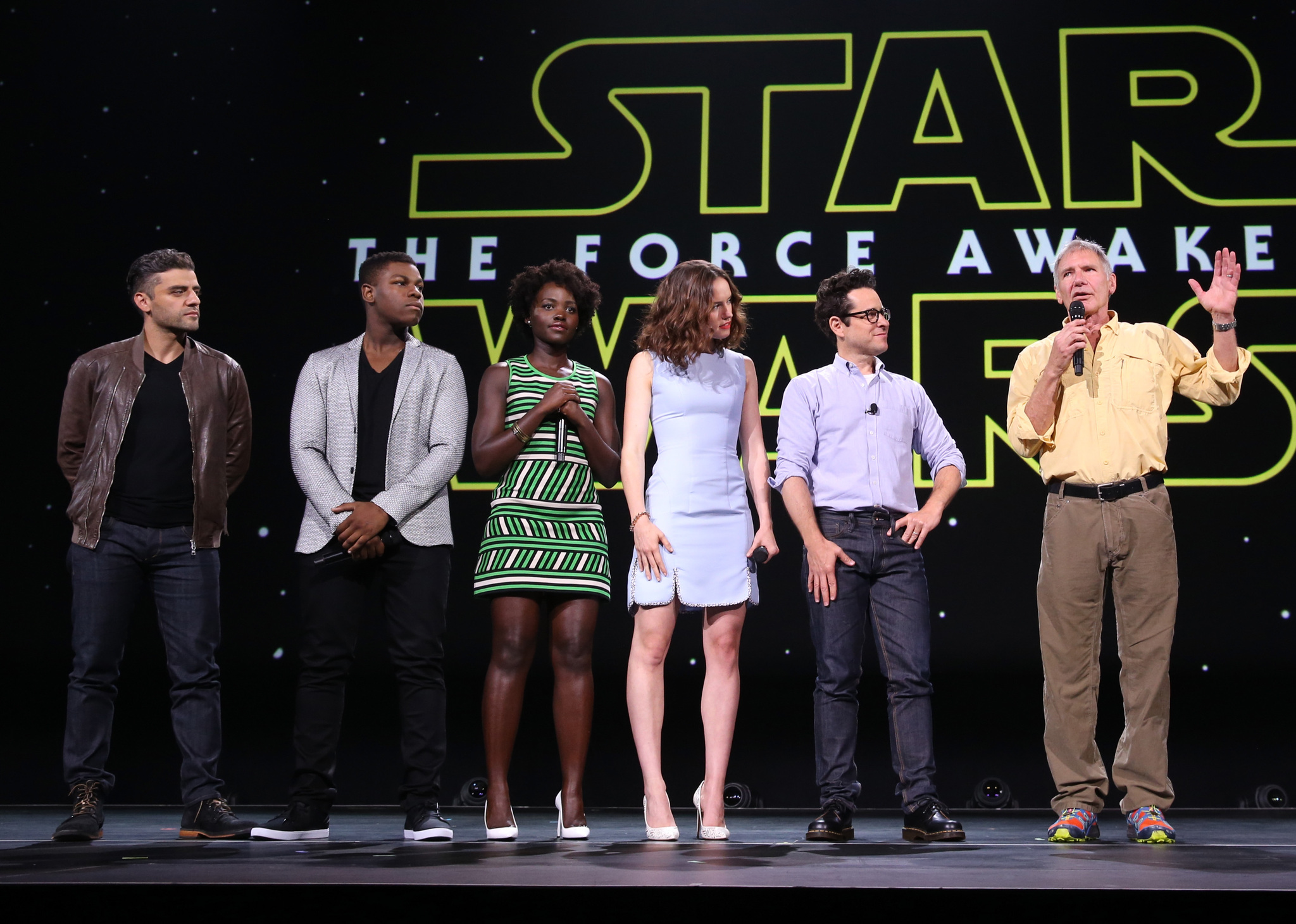 Harrison Ford, J.J. Abrams, Oscar Isaac, Lupita Nyong'o, John Boyega and Daisy Ridley at event of Zvaigzdziu karai: galia nubunda (2015)