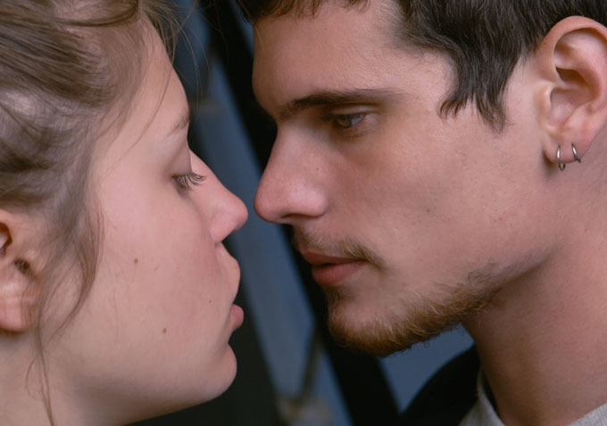 Still of Adèle Exarchopoulos and Jérémie Laheurte in La vie d'Adèle (2013)