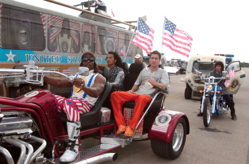 Still of Luke Wilson and Terry Crews in Idiocracy (2006)
