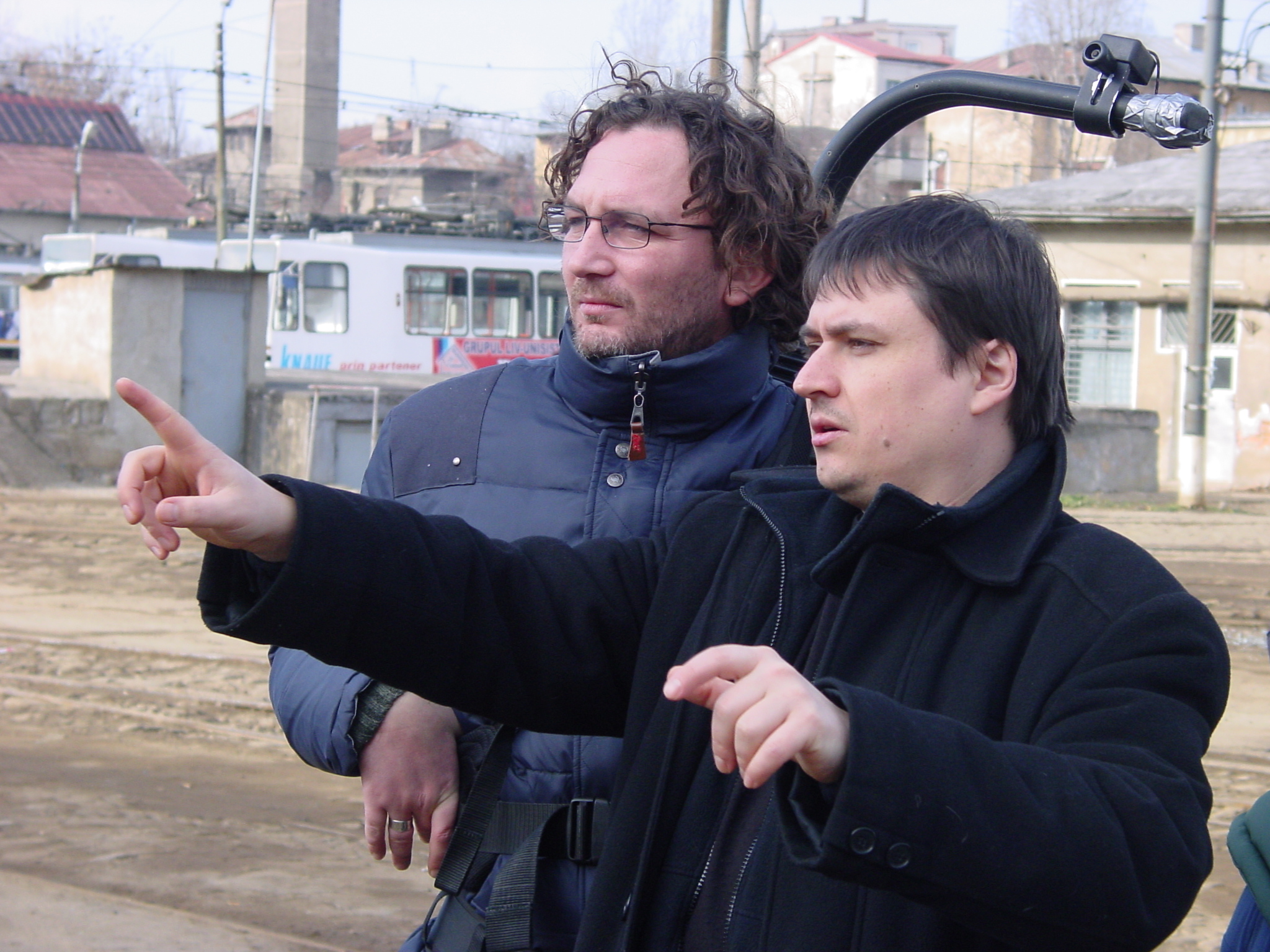 Still of Cristian Mungiu and Oleg Mutu in 4 luni, 3 saptamâni si 2 zile (2007)