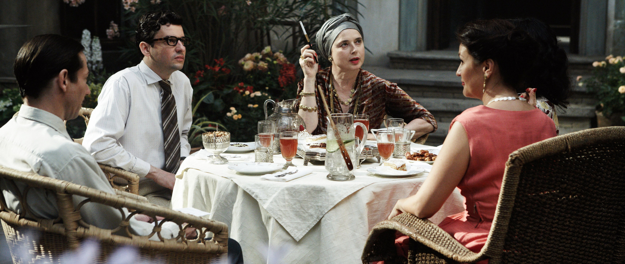Still of Isabella Rossellini, Éric Caravaca and Rona Hartner in Poulet aux prunes (2011)