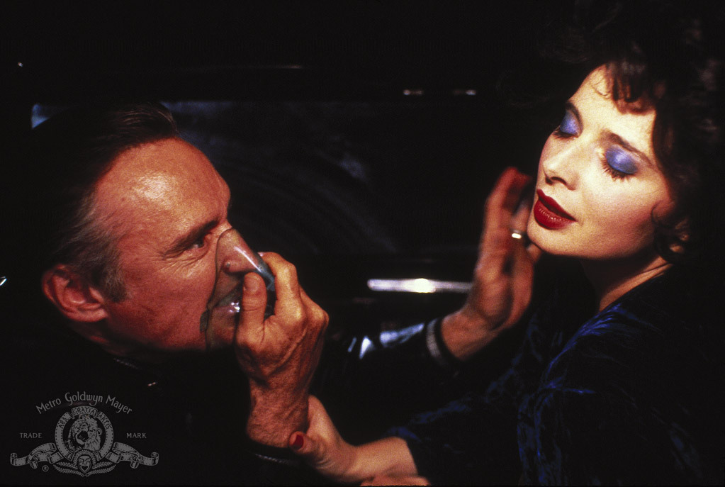 Still of Dennis Hopper and Isabella Rossellini in Blue Velvet (1986)