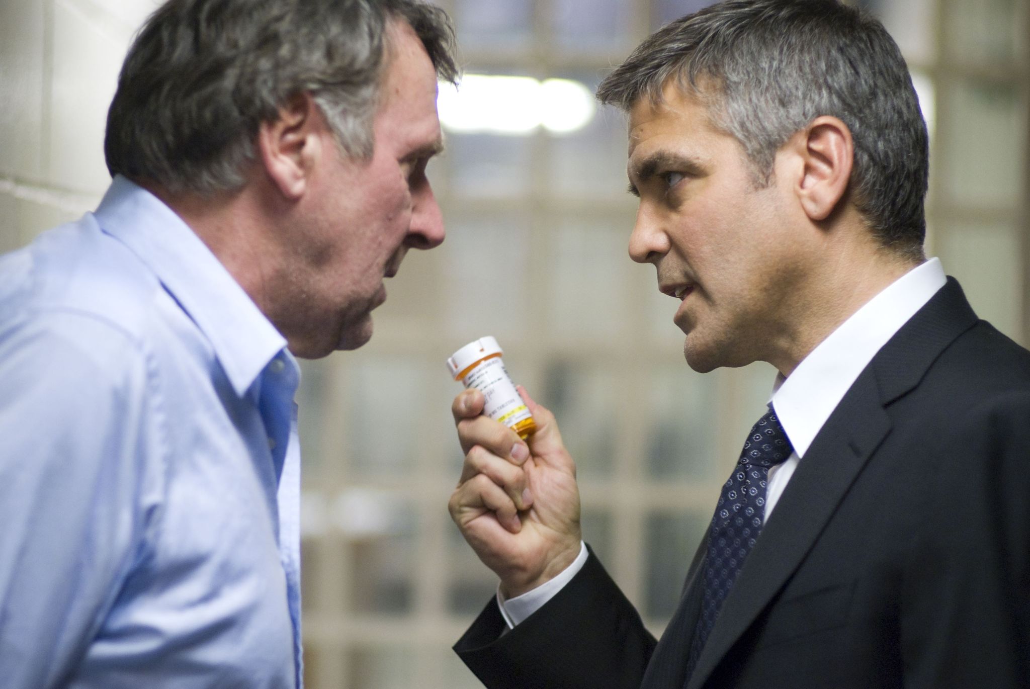 Still of George Clooney and Tom Wilkinson in Michael Clayton (2007)