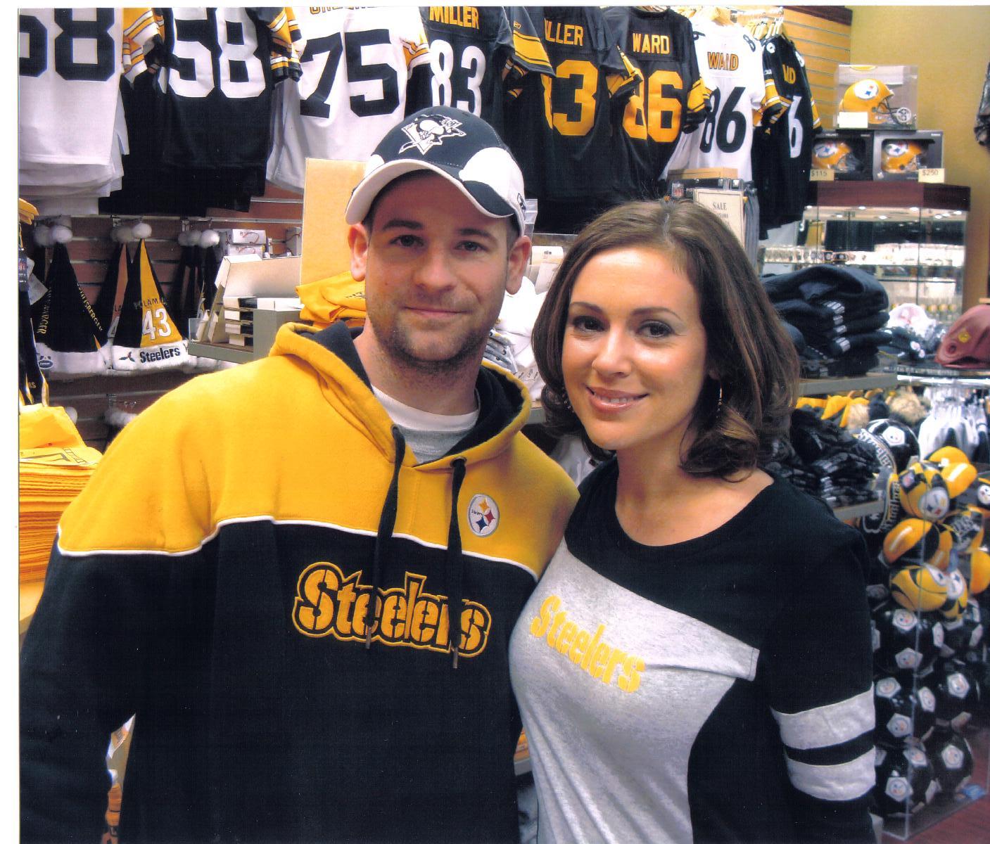 James Quinn & Alyssa Milano pose for a pic at one of Alyssa's clothing line appearances in Pgh