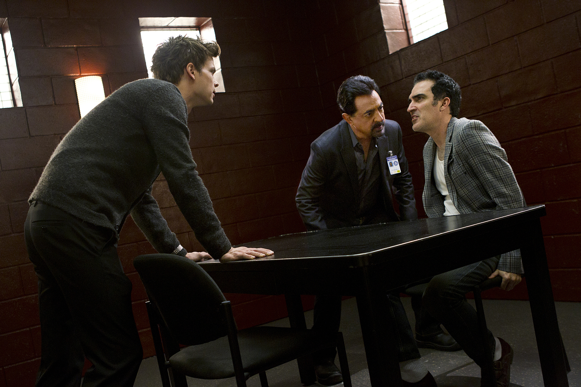 Still of Joe Mantegna, Patrick Fischler and Matthew Gray Gubler in Nusikalstami protai (2005)