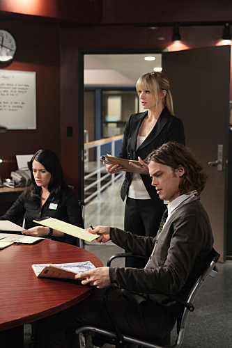 Still of Paget Brewster, A.J. Cook and Matthew Gray Gubler in Nusikalstami protai (2005)