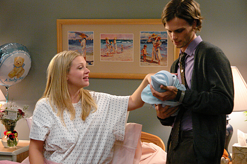 Still of A.J. Cook and Matthew Gray Gubler in Nusikalstami protai (2005)