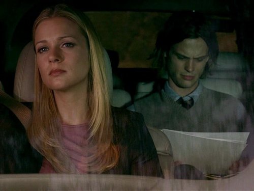 Still of A.J. Cook and Matthew Gray Gubler in Nusikalstami protai (2005)