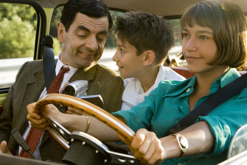 Still of Rowan Atkinson, Emma de Caunes and Max Baldry in Mr. Bean's Holiday (2007)