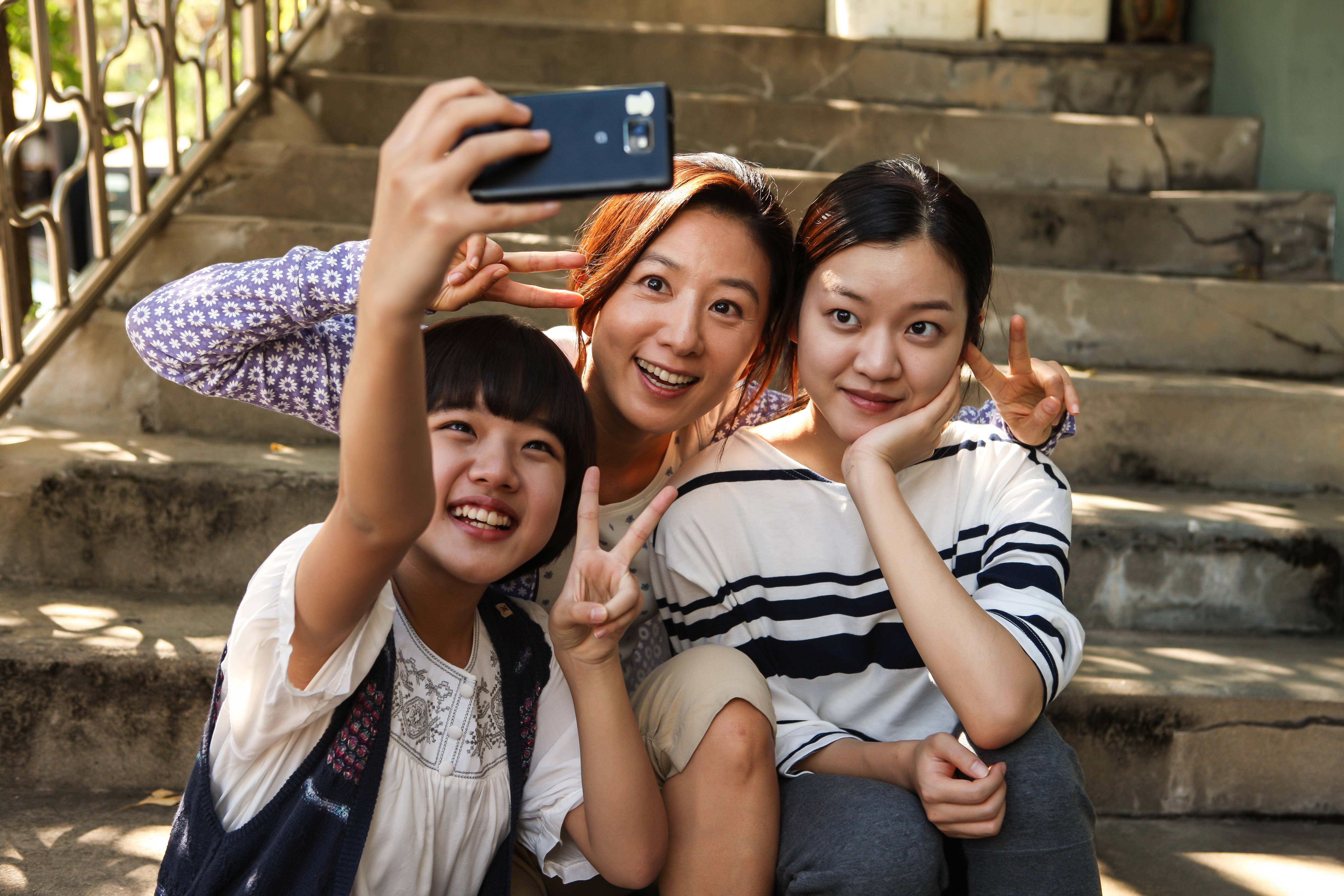 Still of Hie-ae Kim, Ah-sung Ko and Hyang-gi Kim in U-a-han geo-jit-mal (2013)