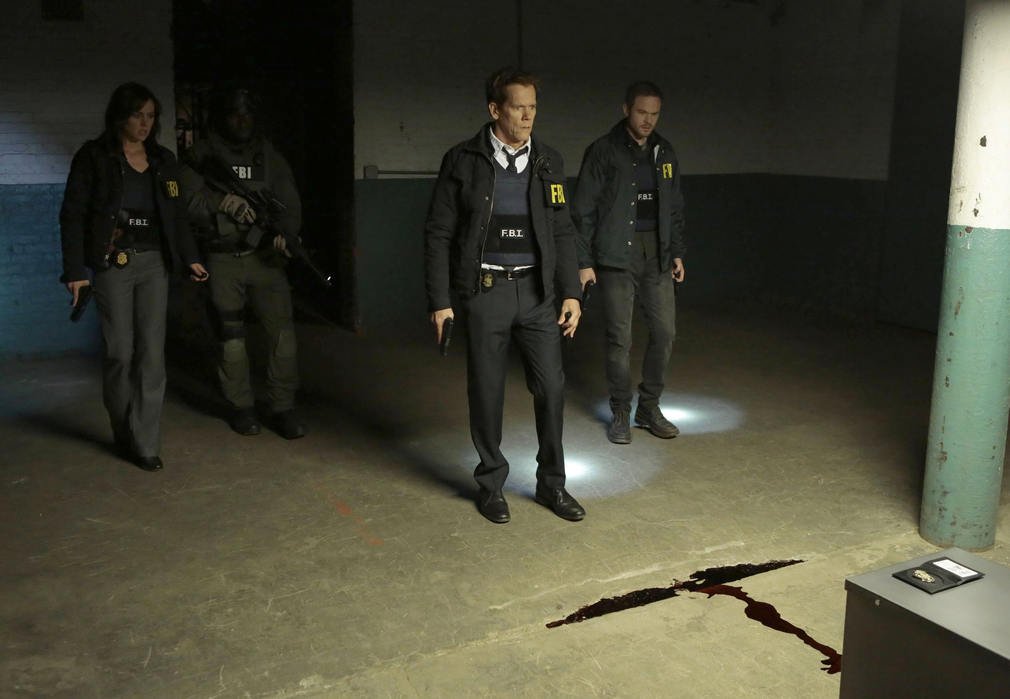 Still of Kevin Bacon, Shawn Ashmore, Jessica Stroup and Mike Shawn in The Following (2013)
