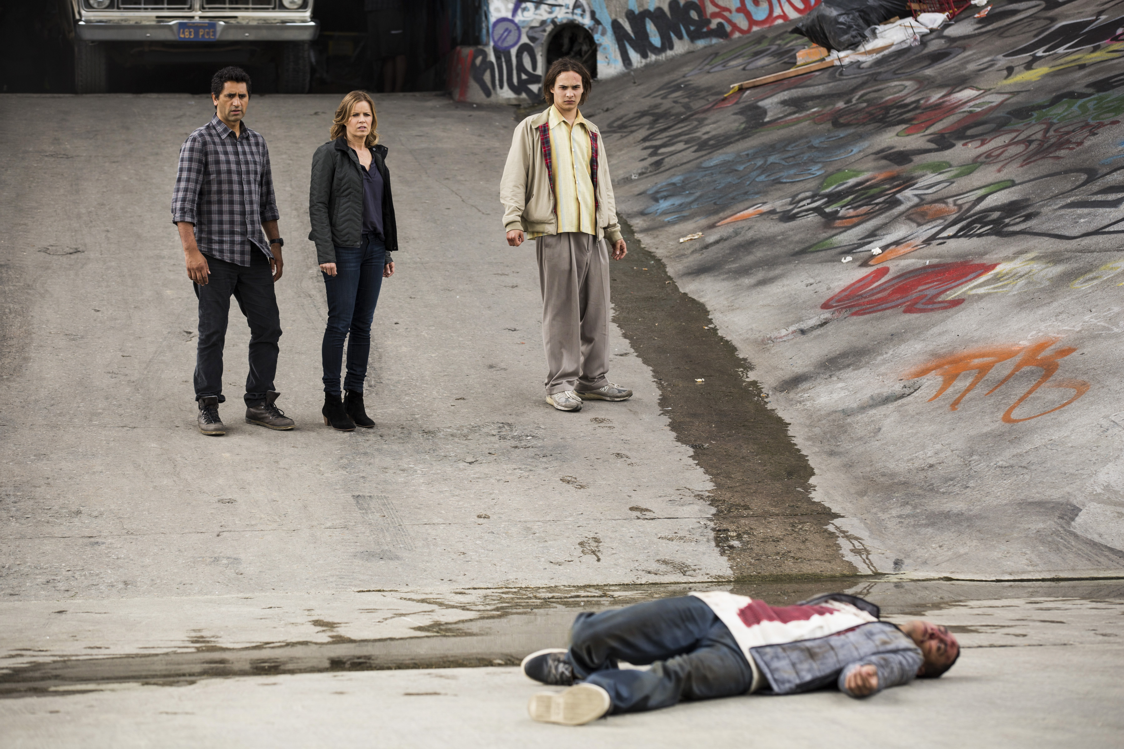 Still of Cliff Curtis, Kim Dickens, Frank Dillane and Keith Powers in Fear the Walking Dead (2015)