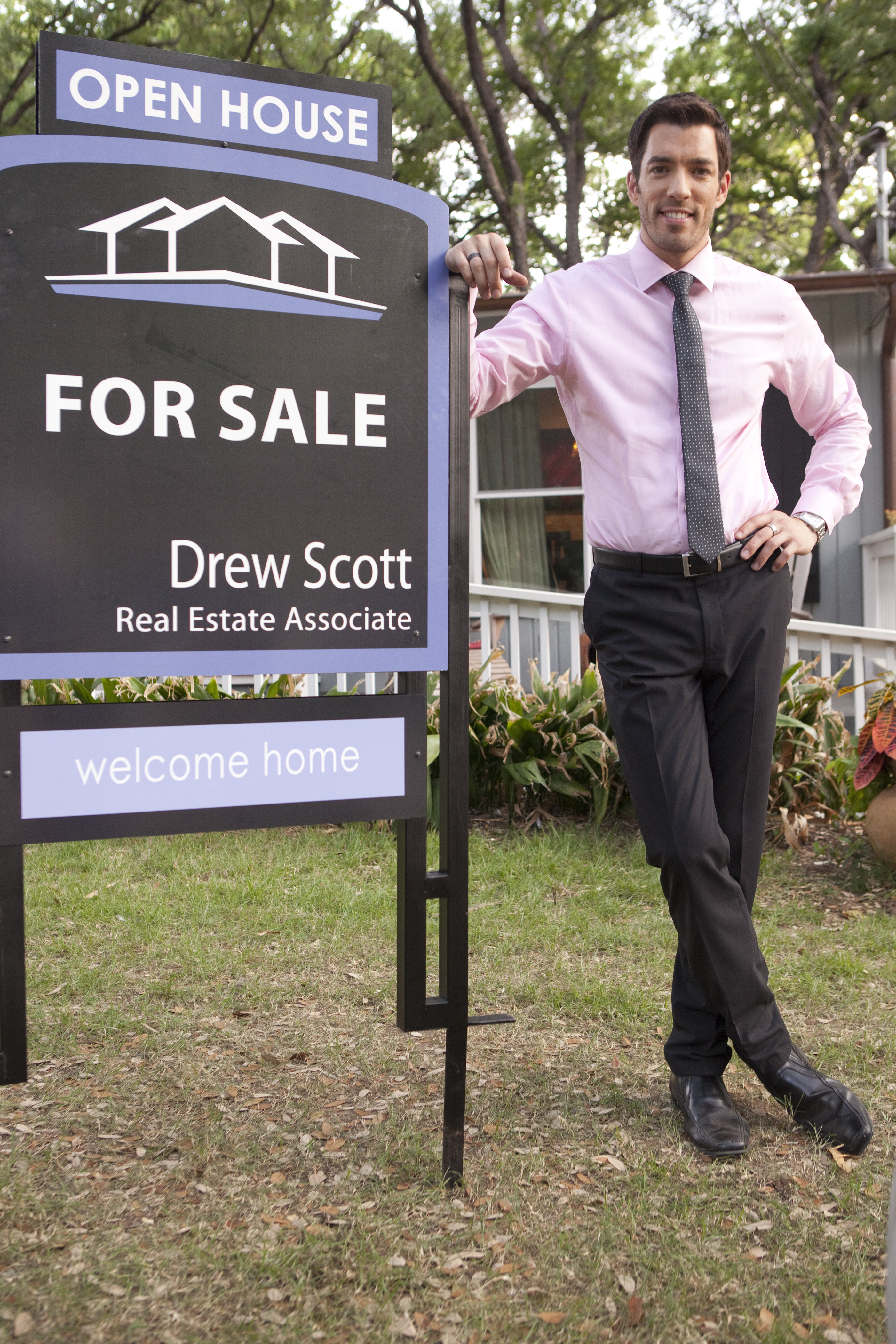 Drew Scott in Buying and Selling: Janna & Michael (2012)