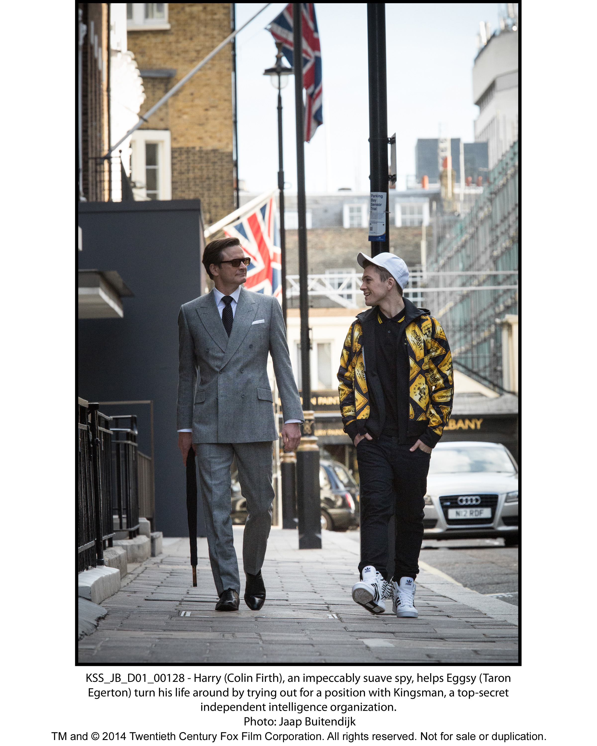 Still of Colin Firth and Taron Egerton in Kingsman. Slaptoji tarnyba (2014)