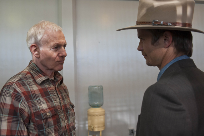 Still of Raymond J. Barry and Timothy Olyphant in Justified (2010)