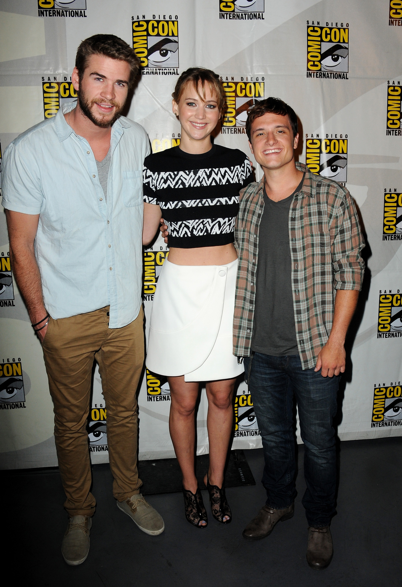 Josh Hutcherson, Jennifer Lawrence and Liam Hemsworth at event of Bado zaidynes. Ugnies medziokle (2013)