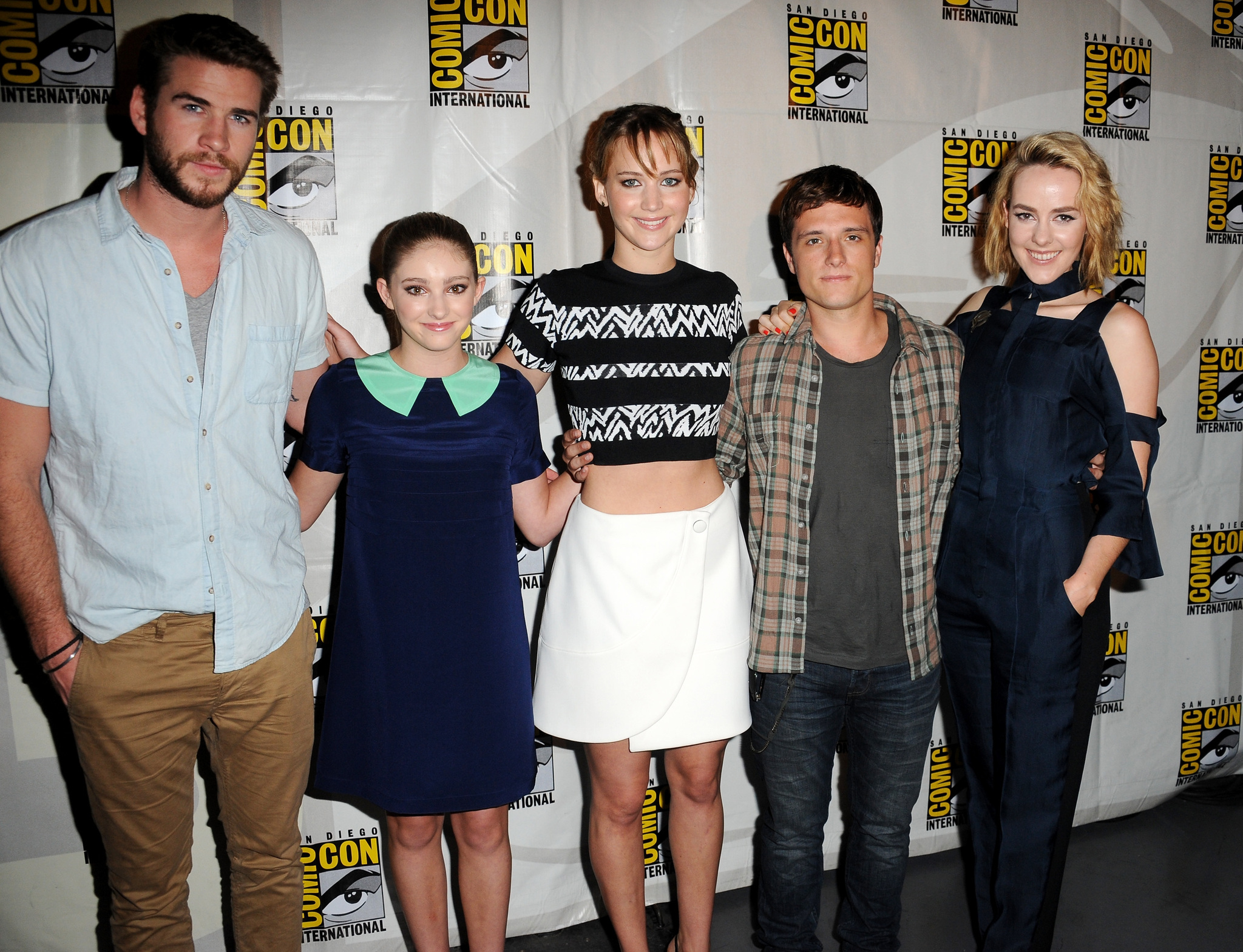 Jena Malone, Josh Hutcherson, Jennifer Lawrence, Liam Hemsworth and Willow Shields at event of Bado zaidynes. Ugnies medziokle (2013)