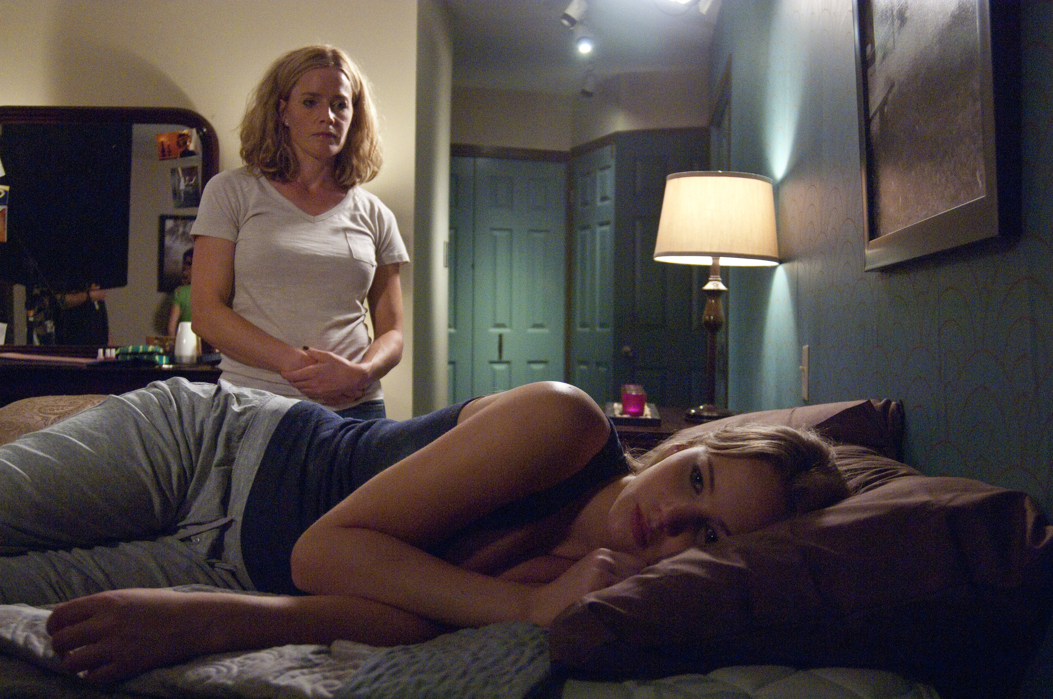 Still of Elisabeth Shue and Jennifer Lawrence in House at the End of the Street (2012)
