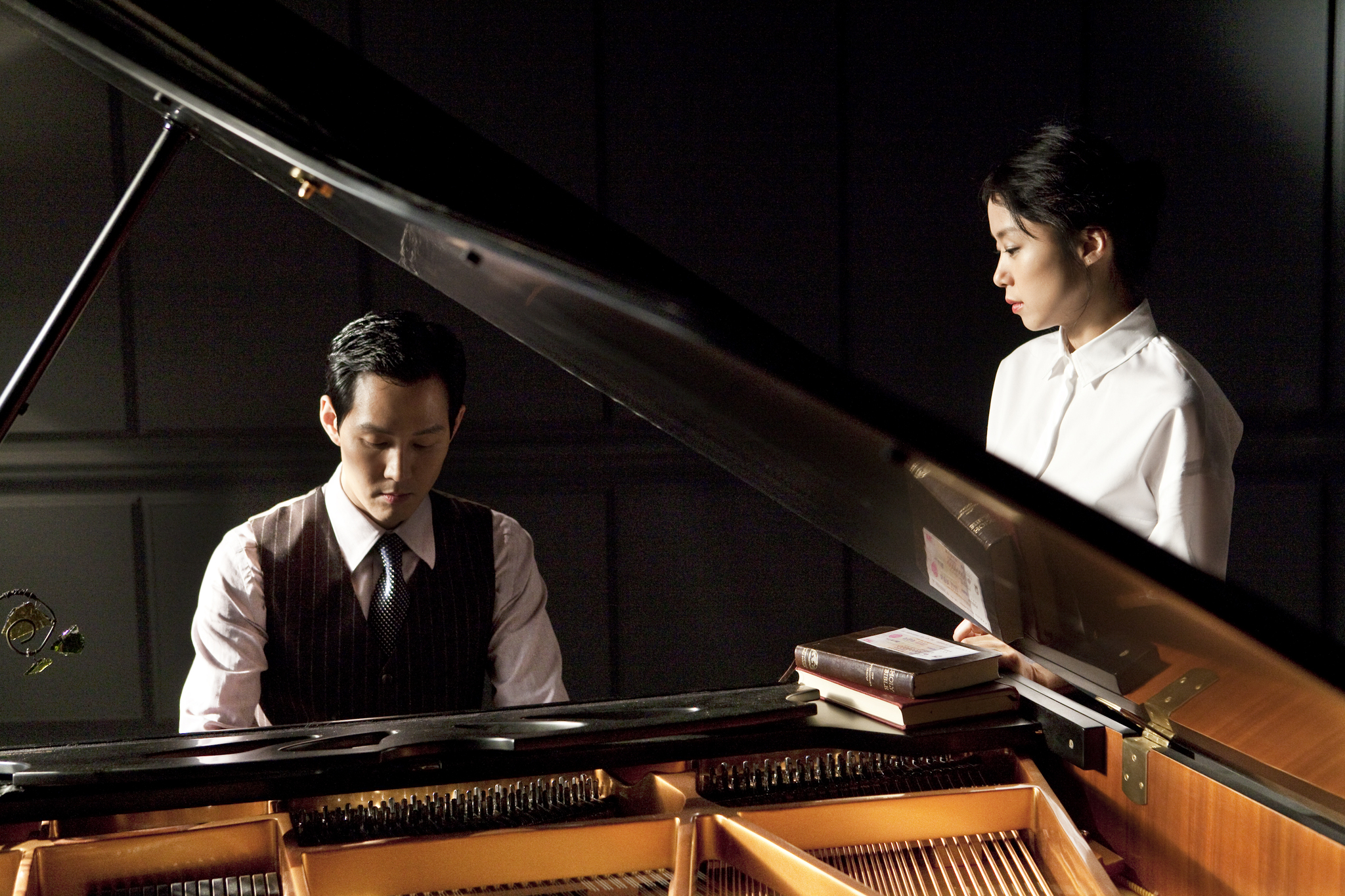 Still of Do-yeon Jeon and Jung-jae Lee in Hanyo (2010)