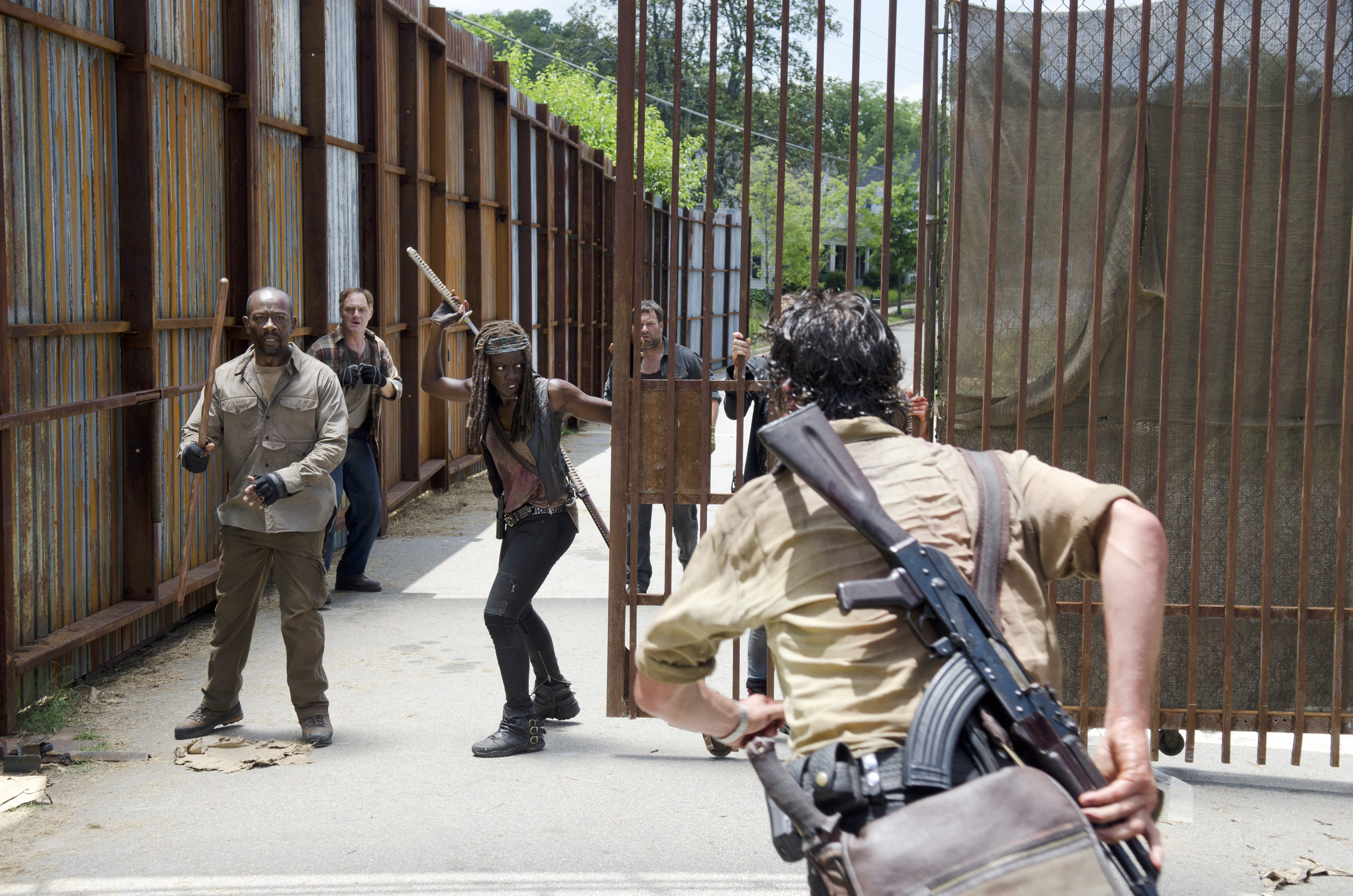 Still of Jason Douglas, Lennie James, Andrew Lincoln and Danai Gurira in Vaikstantys numireliai (2010)