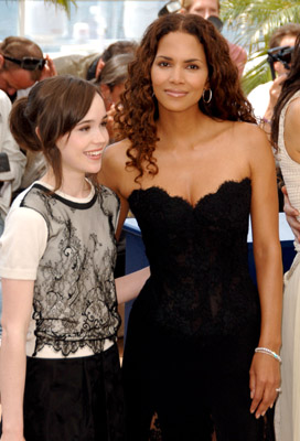 Halle Berry and Ellen Page at event of Iksmenai. Zutbutinis musis (2006)