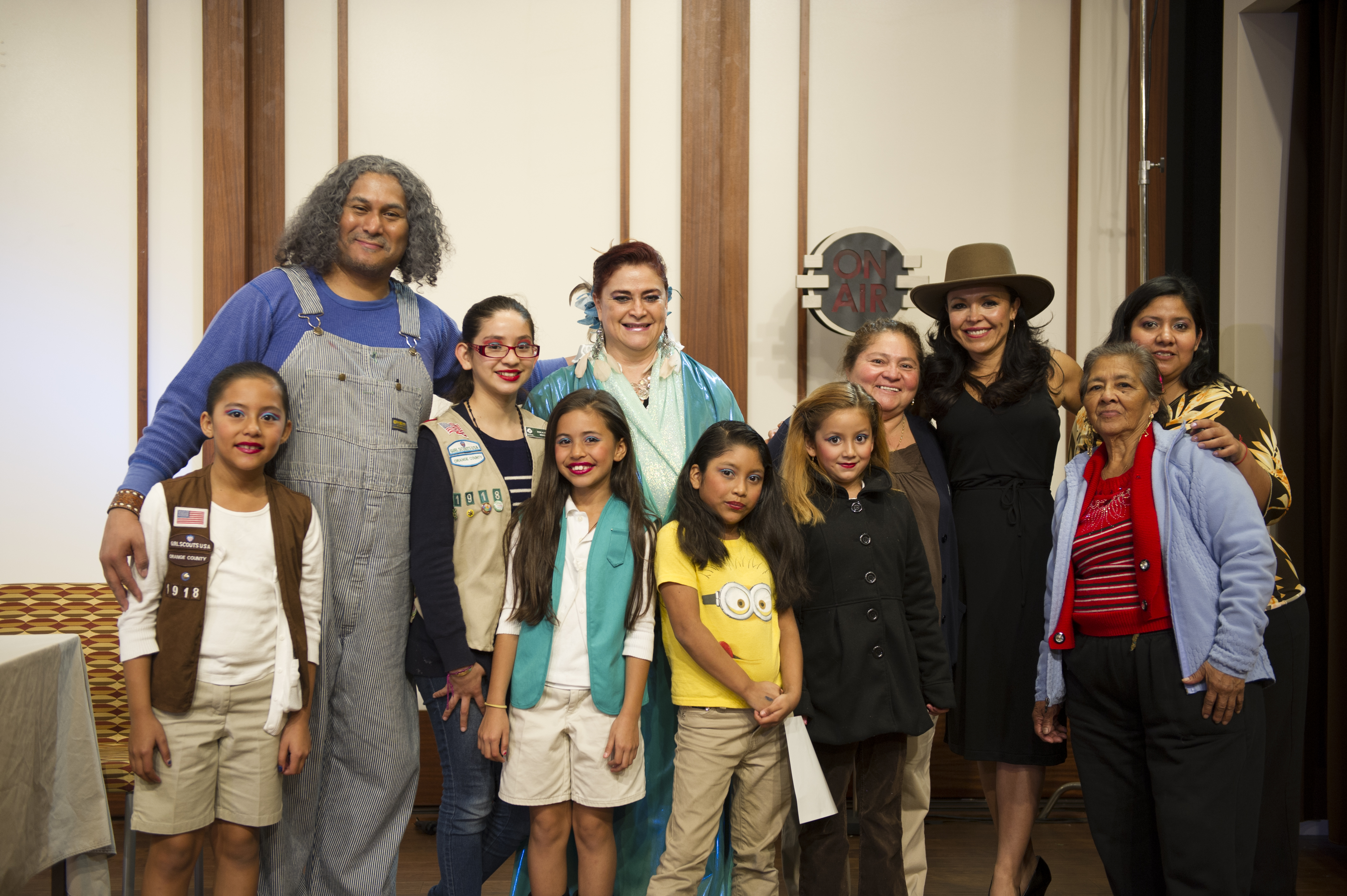 Sandra Santiago with the actor Gino Montesinos and fans performing the Pulp Fiction history 