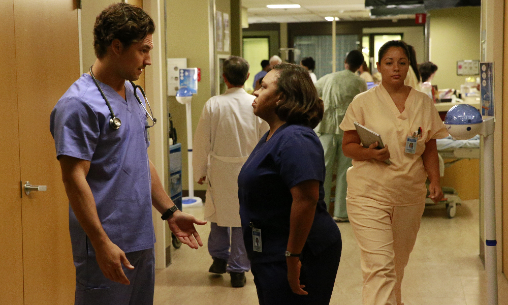 Still of Chandra Wilson and Giacomo Gianniotti in Grei anatomija (2005)