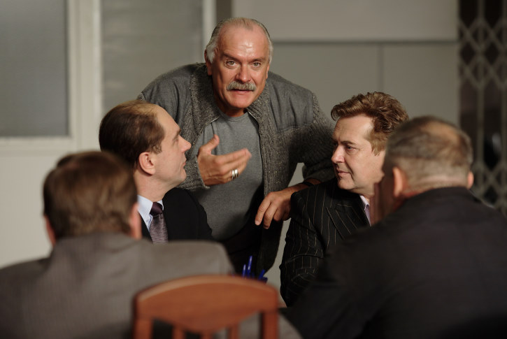 Still of Sergey Makovetskiy, Nikita Mikhalkov and Yuriy Stoyanov in 12 (2007)