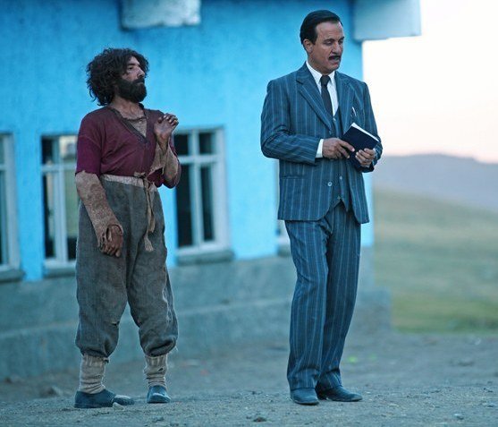 Still of Talat Bulut and Mert Turak in Mucize (2015)