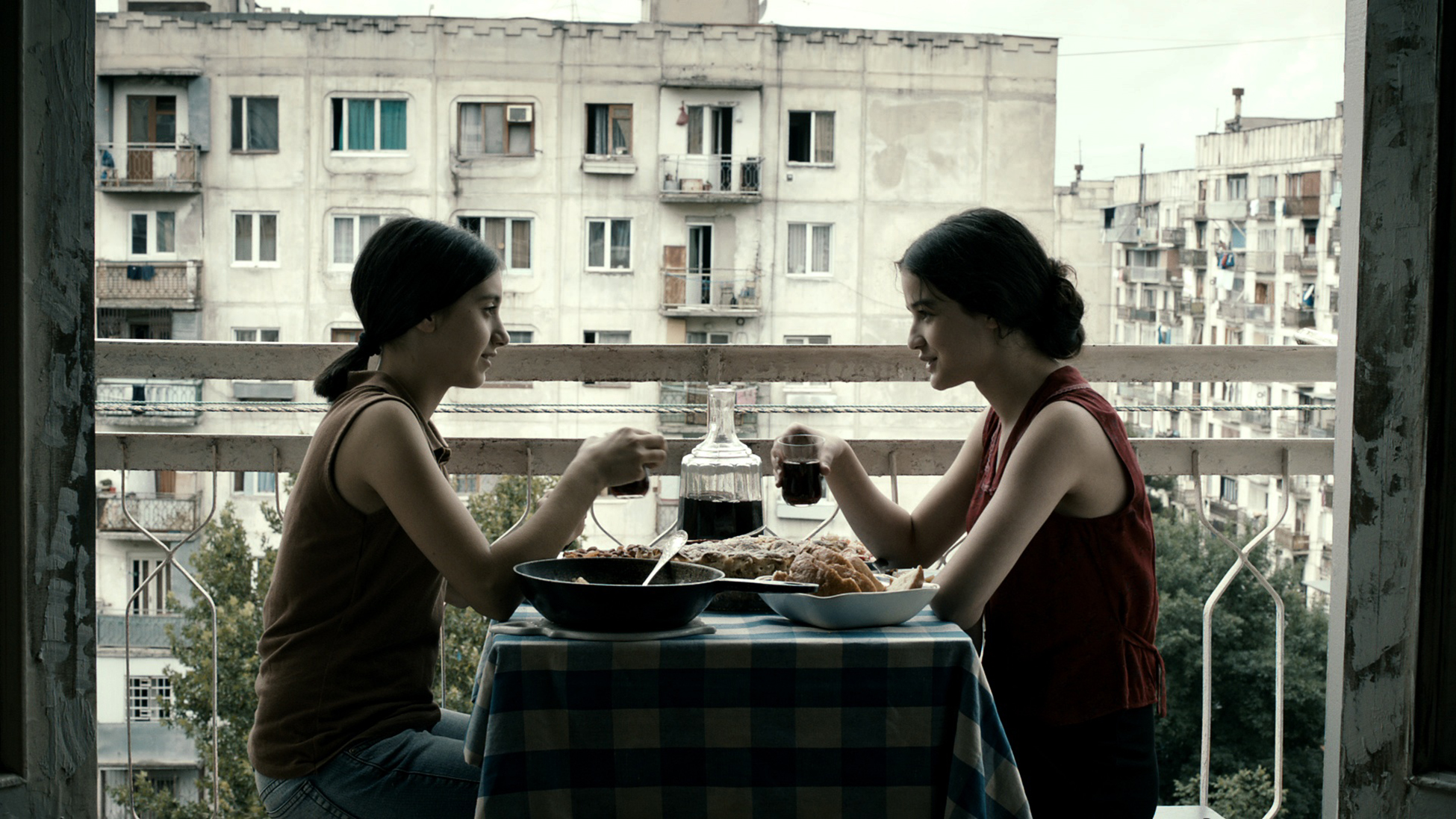 Still of Mariam Bokeria and Lika Babluani in Grzeli nateli dgeebi (2013)