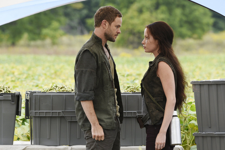 Still of Aaron Ashmore and Hannah Anderson in Killjoys (2015)