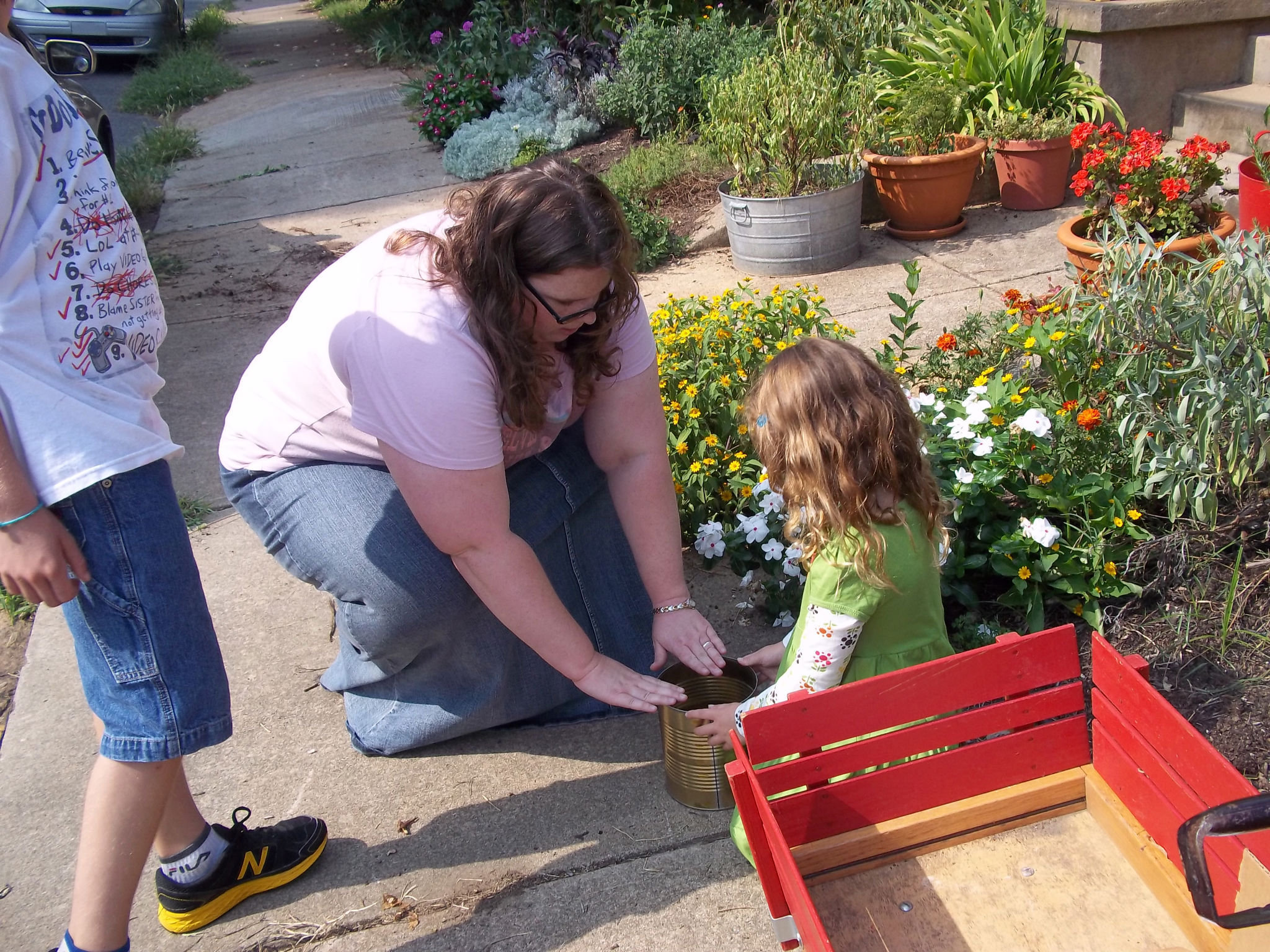 Still of Amanda Murray and Ariana Baron in Flowers for Sale (2013)