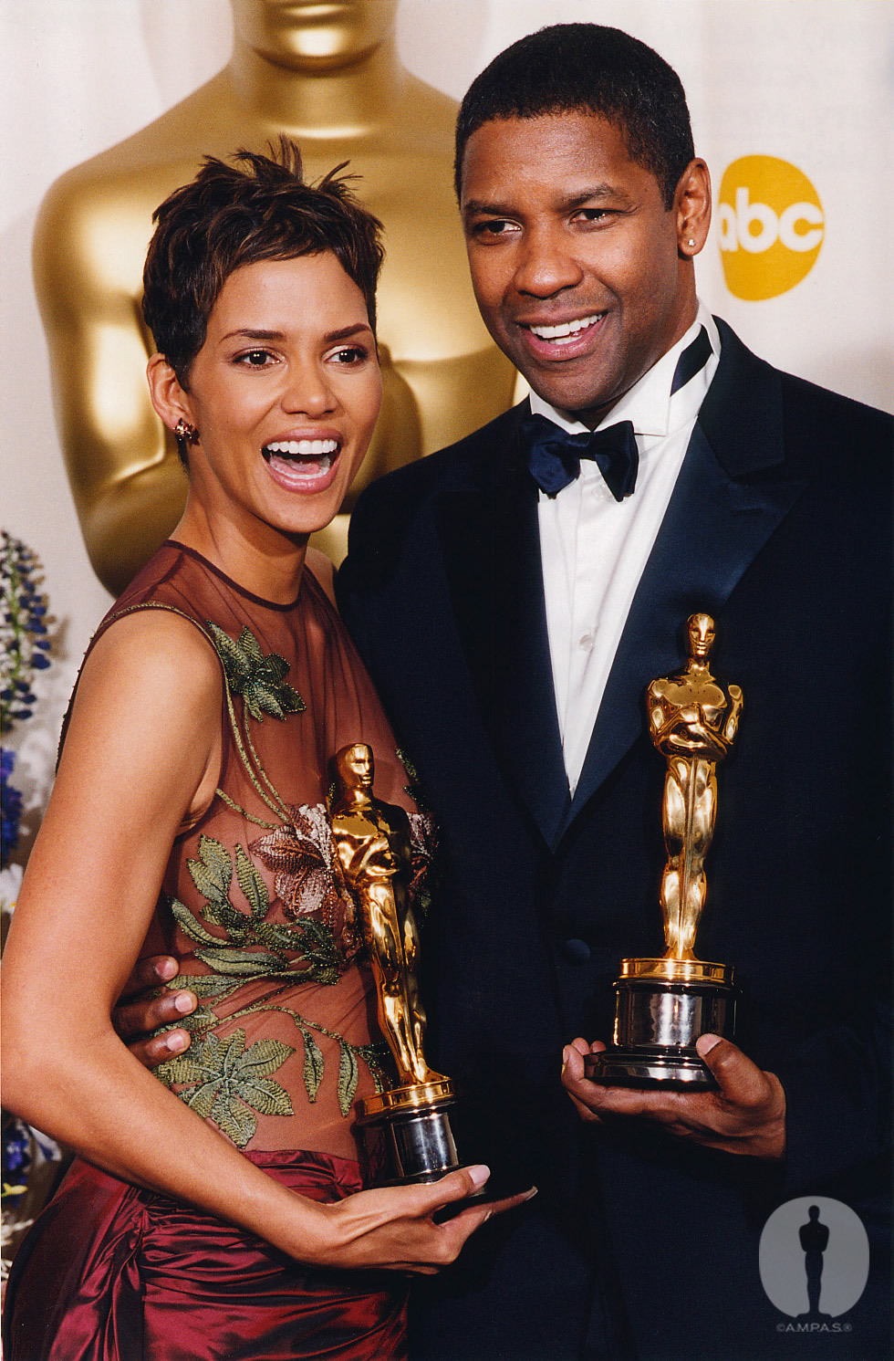 Denzel Washington and Halle Berry at event of The 74th Annual Academy Awards (2002)