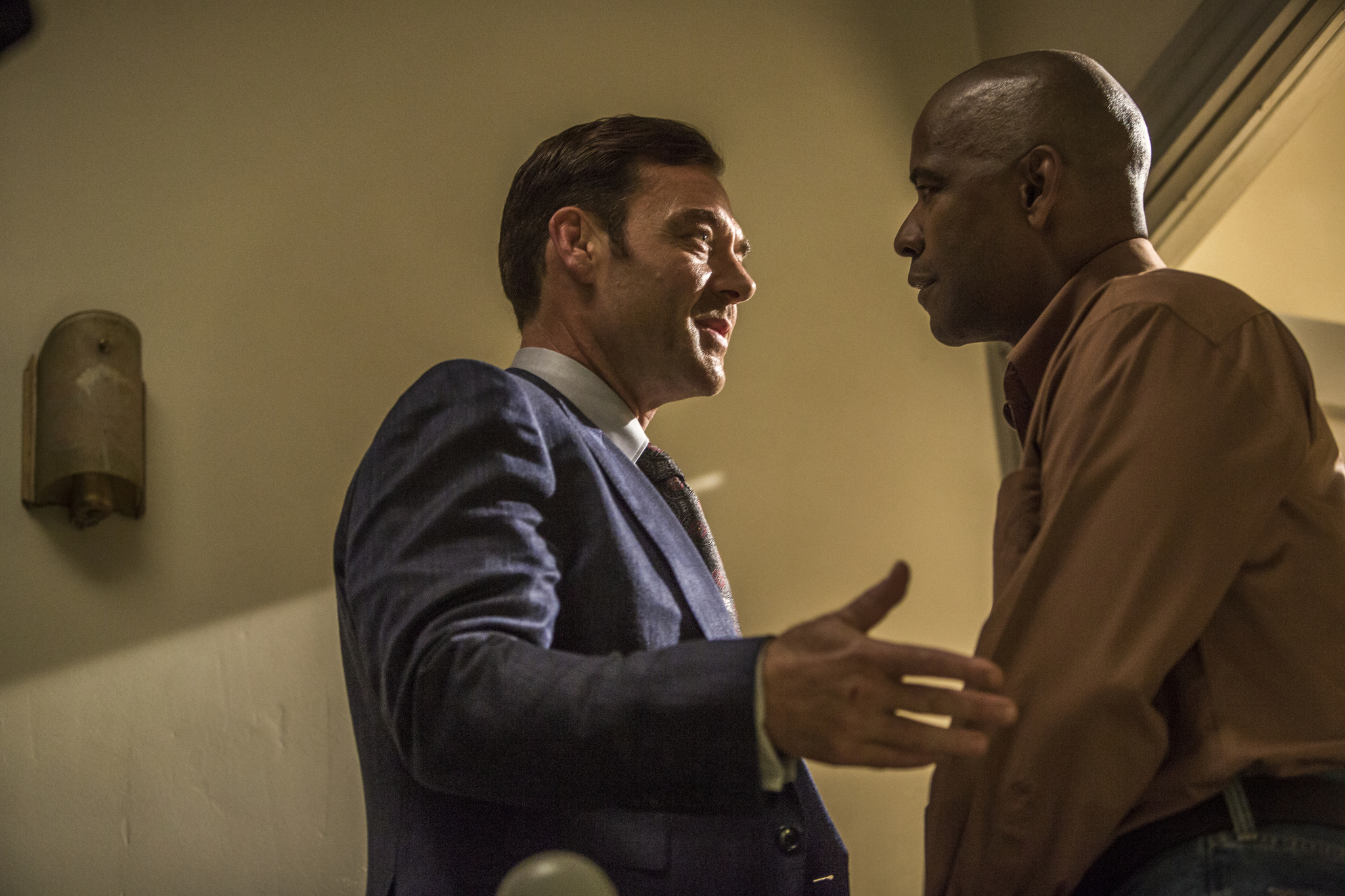 Still of Denzel Washington and Marton Csokas in Ekvalaizeris (2014)