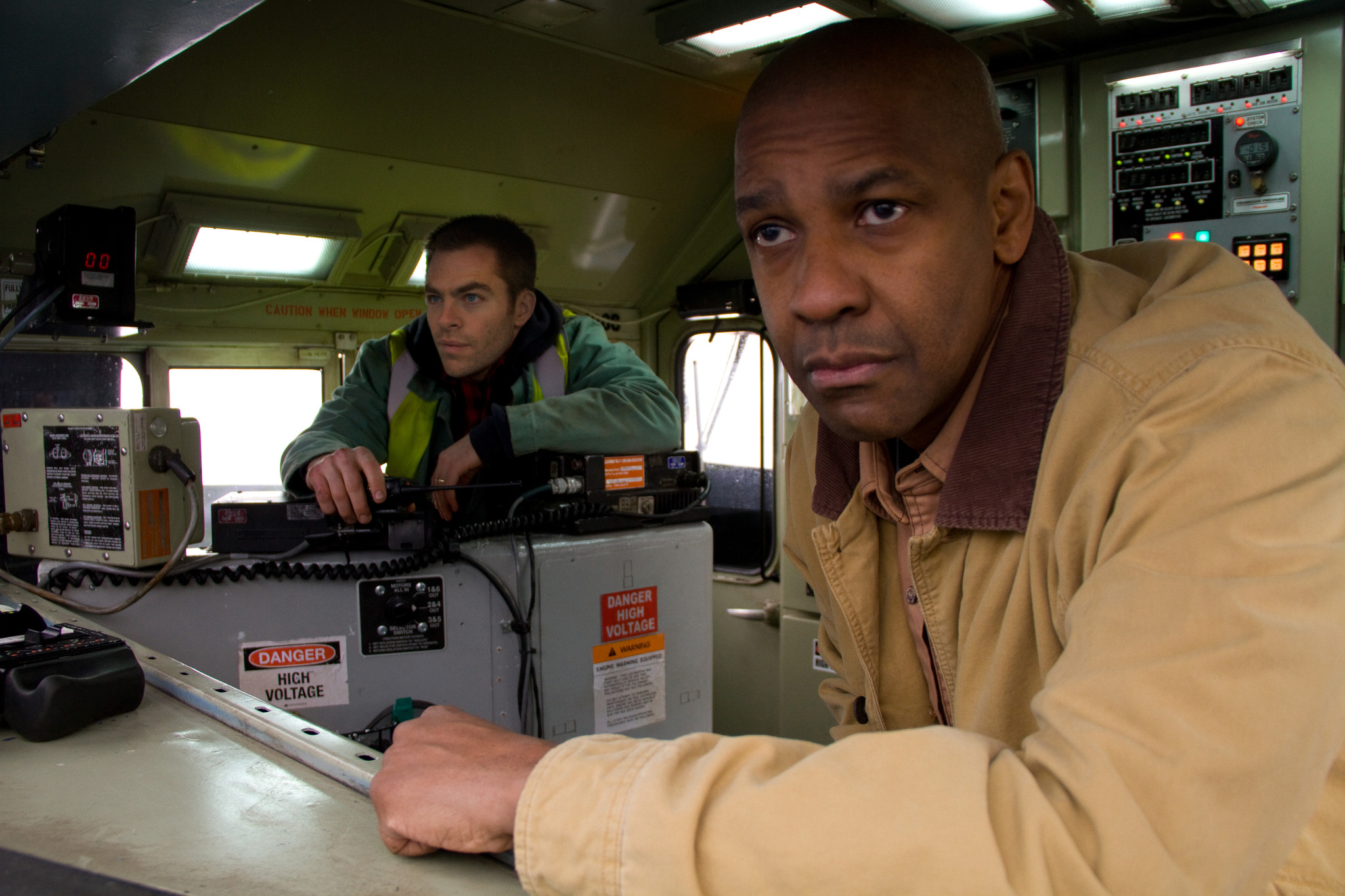 Still of Denzel Washington and Chris Pine in Nevaldoma gresme (2010)