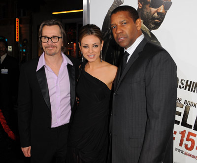 Gary Oldman, Denzel Washington and Mila Kunis at event of Elijaus knyga (2010)